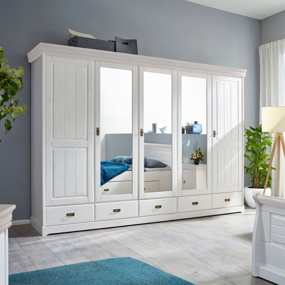 
                  
                    Weißer Kleiderschrank im Schlafzimmer mit drei Spiegeltüren
                  
                