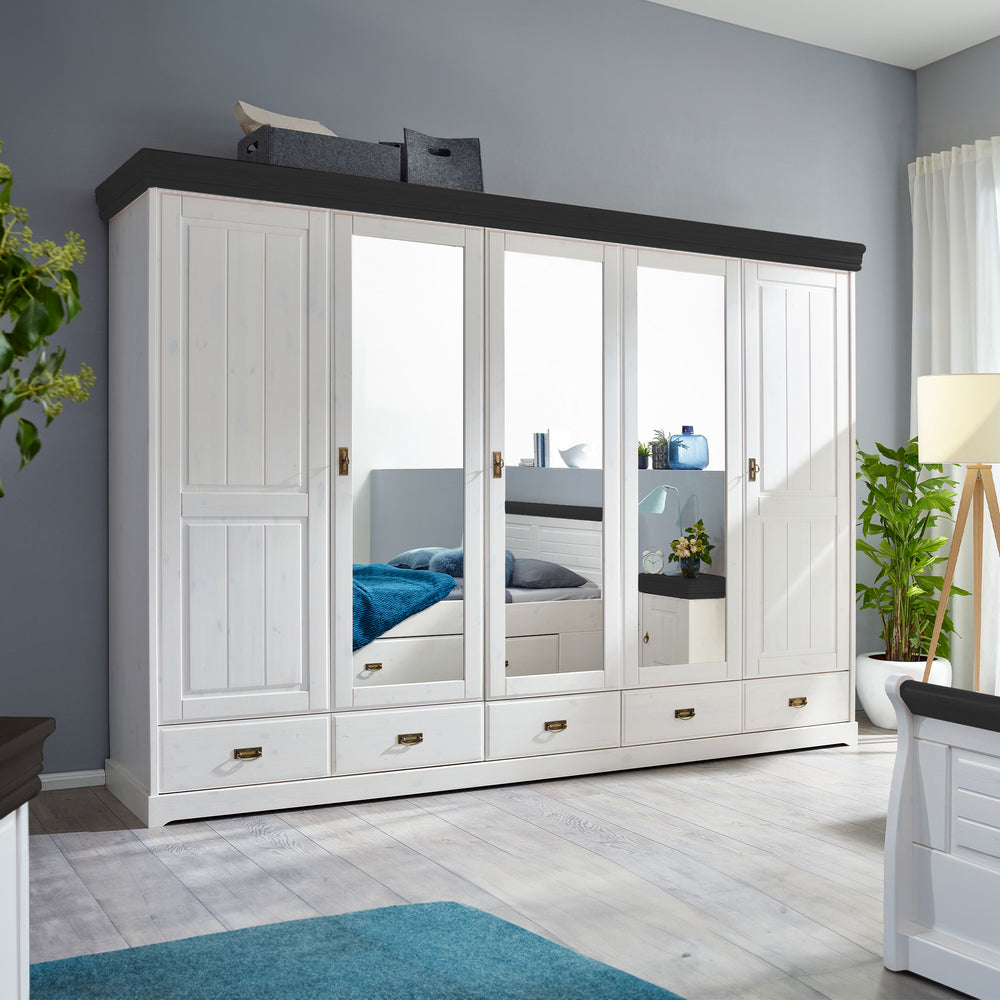 
                  
                    Weißer Kleiderschrank im Schlafzimmer mit drei Spiegeltüren
                  
                