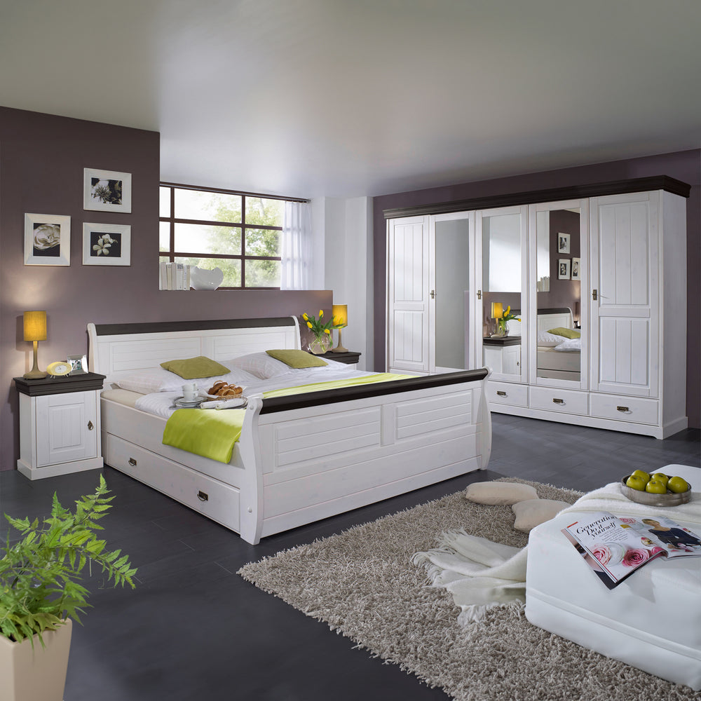 
                  
                    Eingerichtetes Schlafzimmer mit weißen Möbel im Landhausstil
                  
                