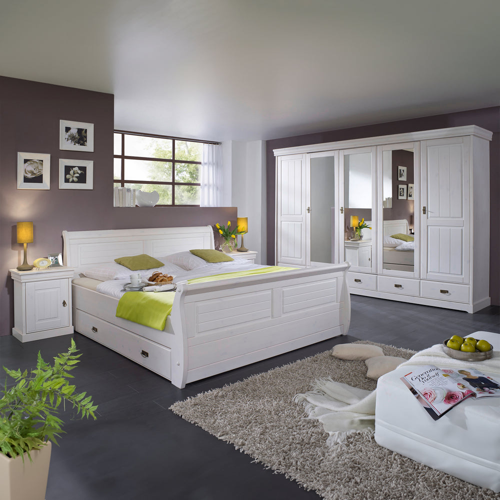 
                  
                    Weiße Schlafzimmermöbel im Landhausstil
                  
                