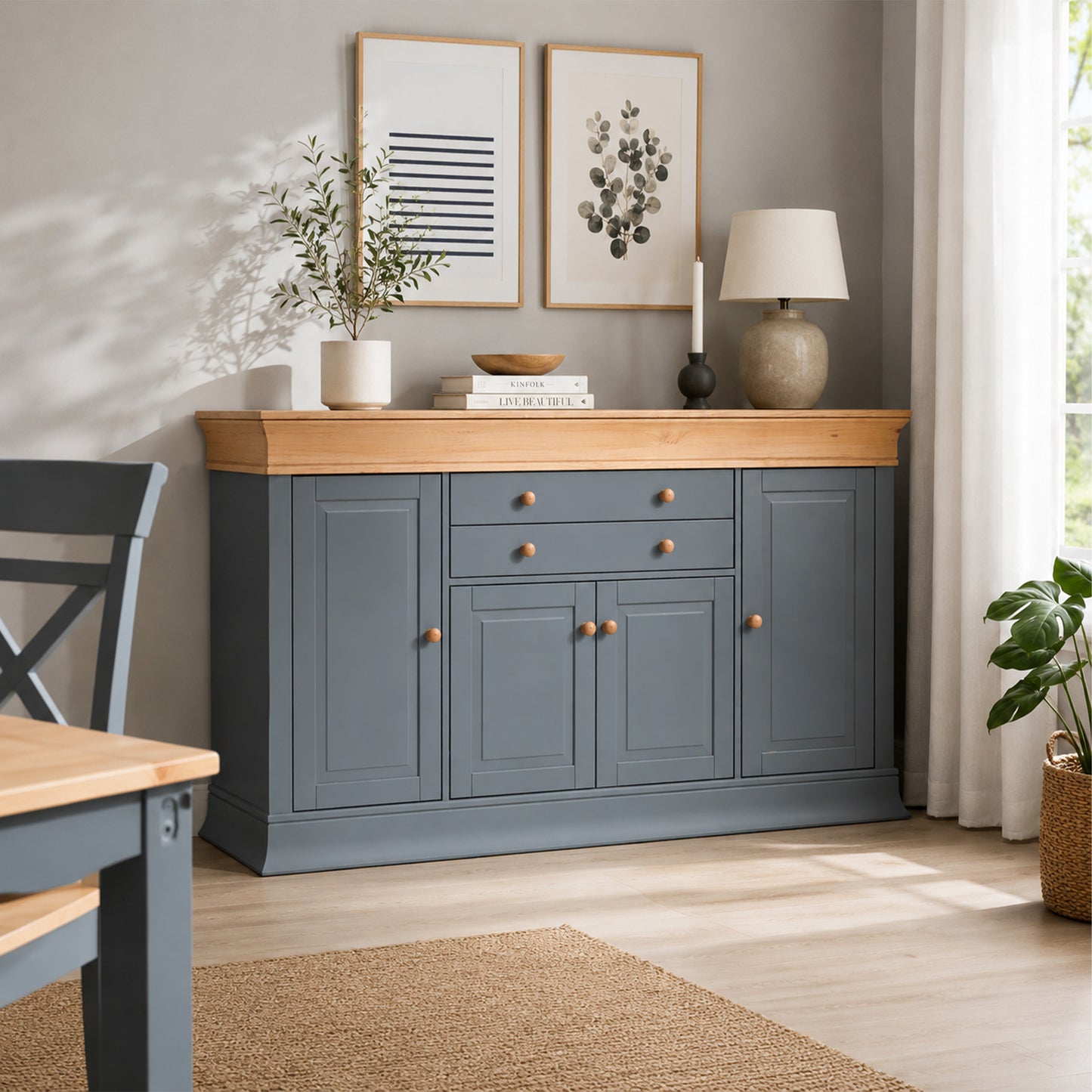 Sideboard aus massiver Kiefern in grau mit antikfarbener Absetzung mit 4 Türen und 2 Schubkästen