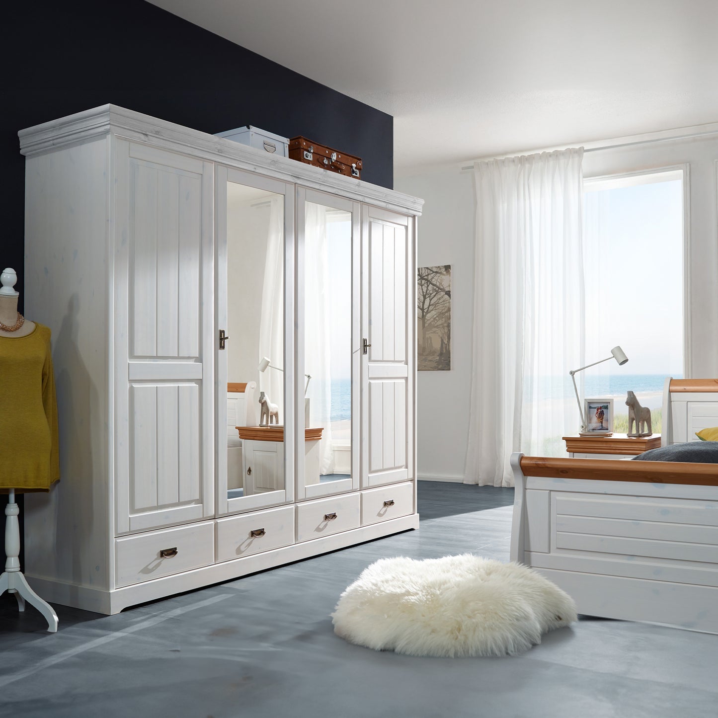 Weißer Kleiderschrank im Schlafzimmer mit zwei Spiegeltüren