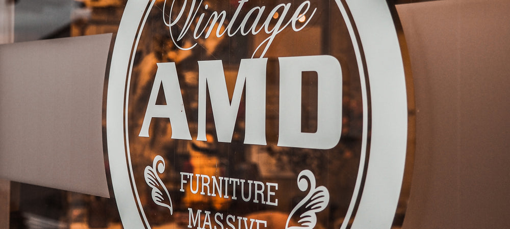 Anschnitt von auf Glastür gedrucktem Vintage AMD Logo