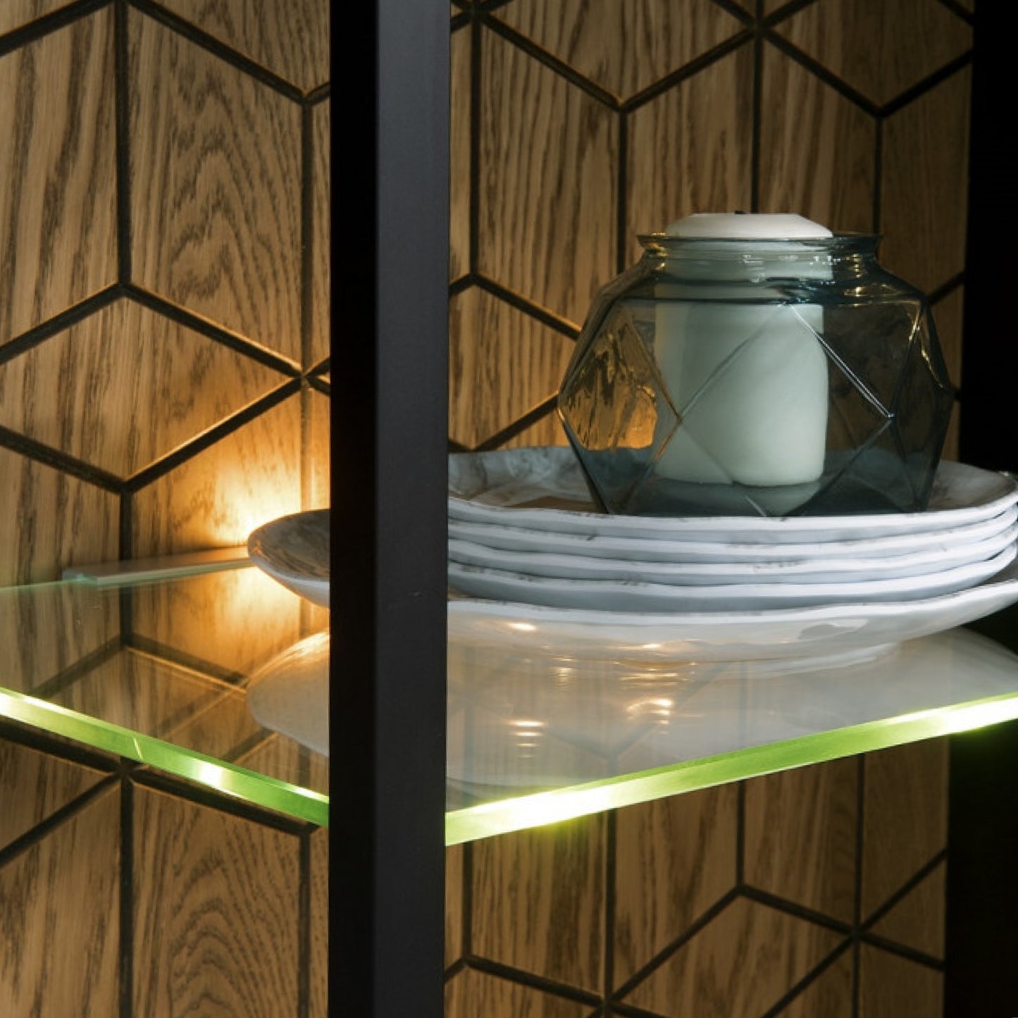 Aufwändige, moderne Vitrine mit Holzmuster und Metallstreben und Glasböden im Detail