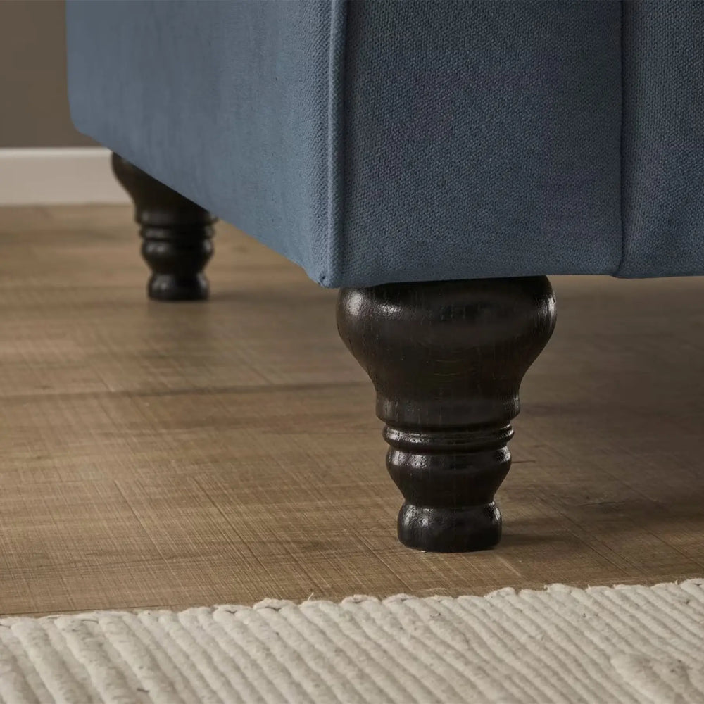 
                  
                    3,5 Sitzer Sofa im Landhausstil mit blauem Bezug und Holzfüßen
                  
                