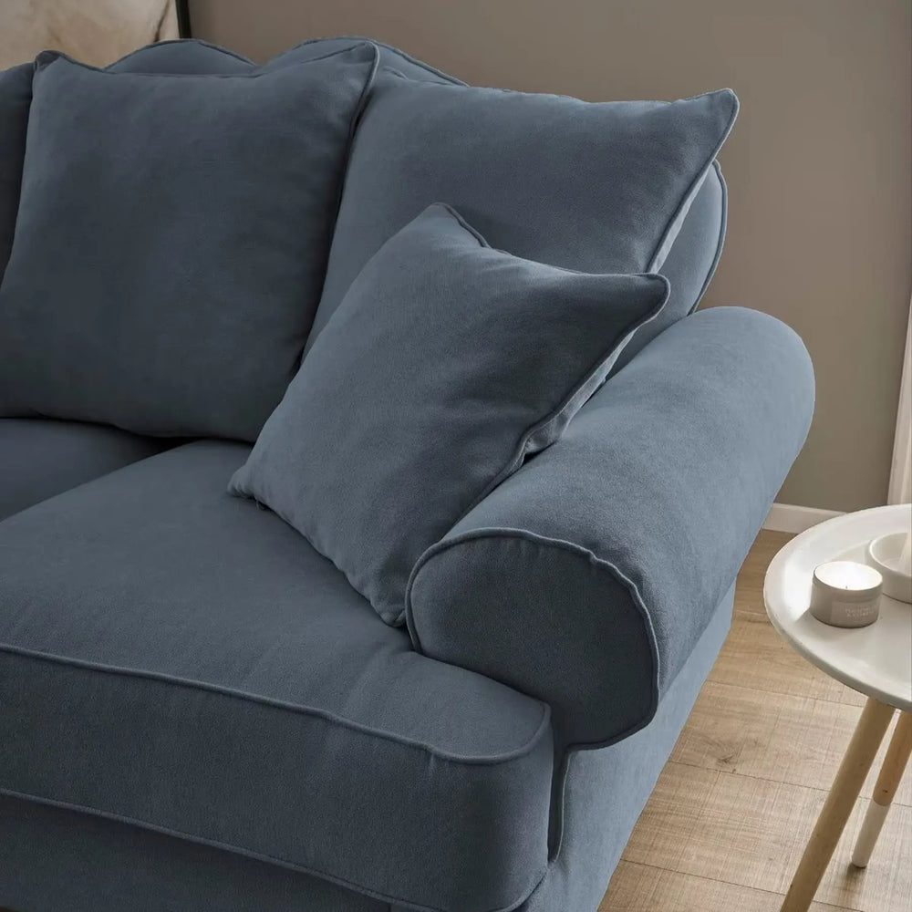 
                  
                    3,5 Sitzer Sofa im Landhausstil mit blauem Bezug und Holzfüßen
                  
                