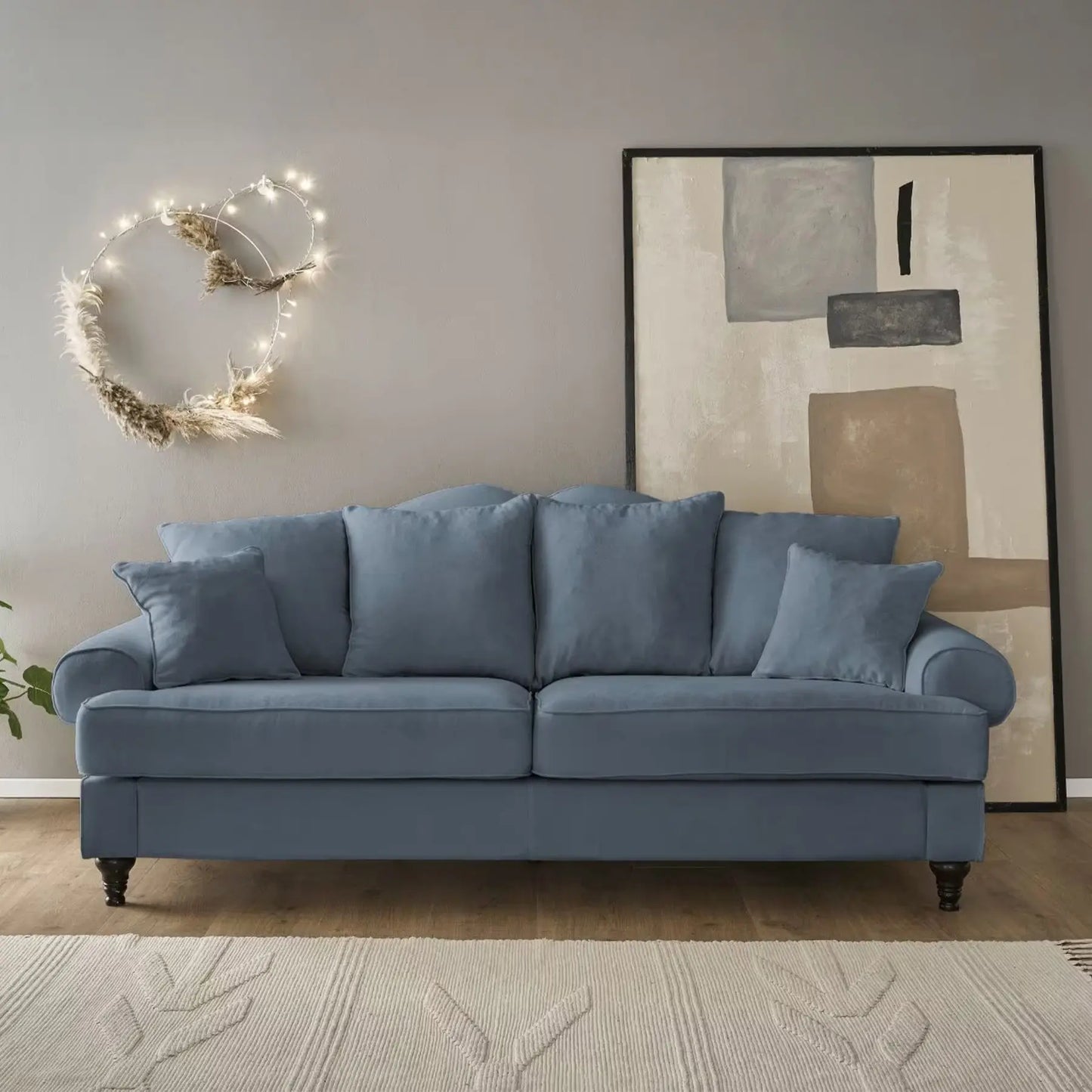 3,5 Sitzer Sofa im Landhausstil mit blauem Bezug und Holzfüßen