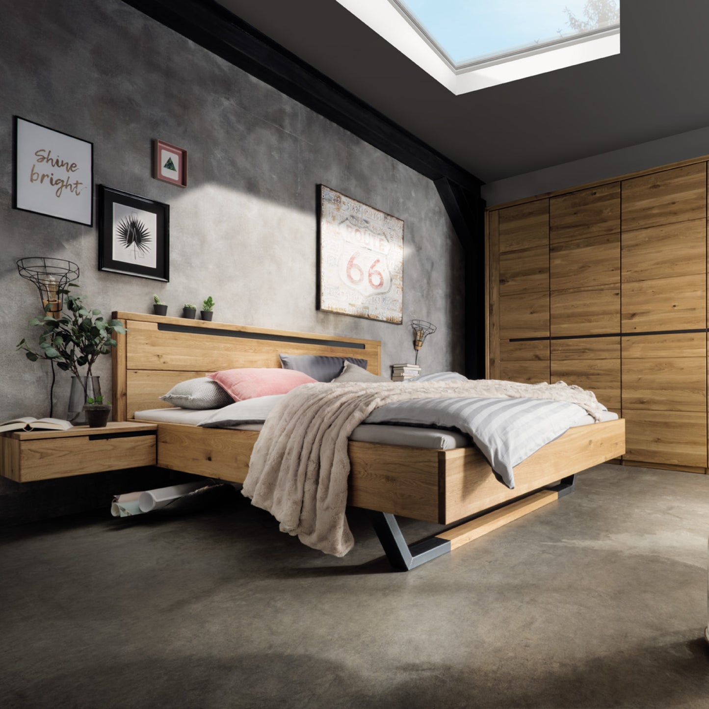 Modernes Schlafzimmer mit Massivholzbett und Schrank