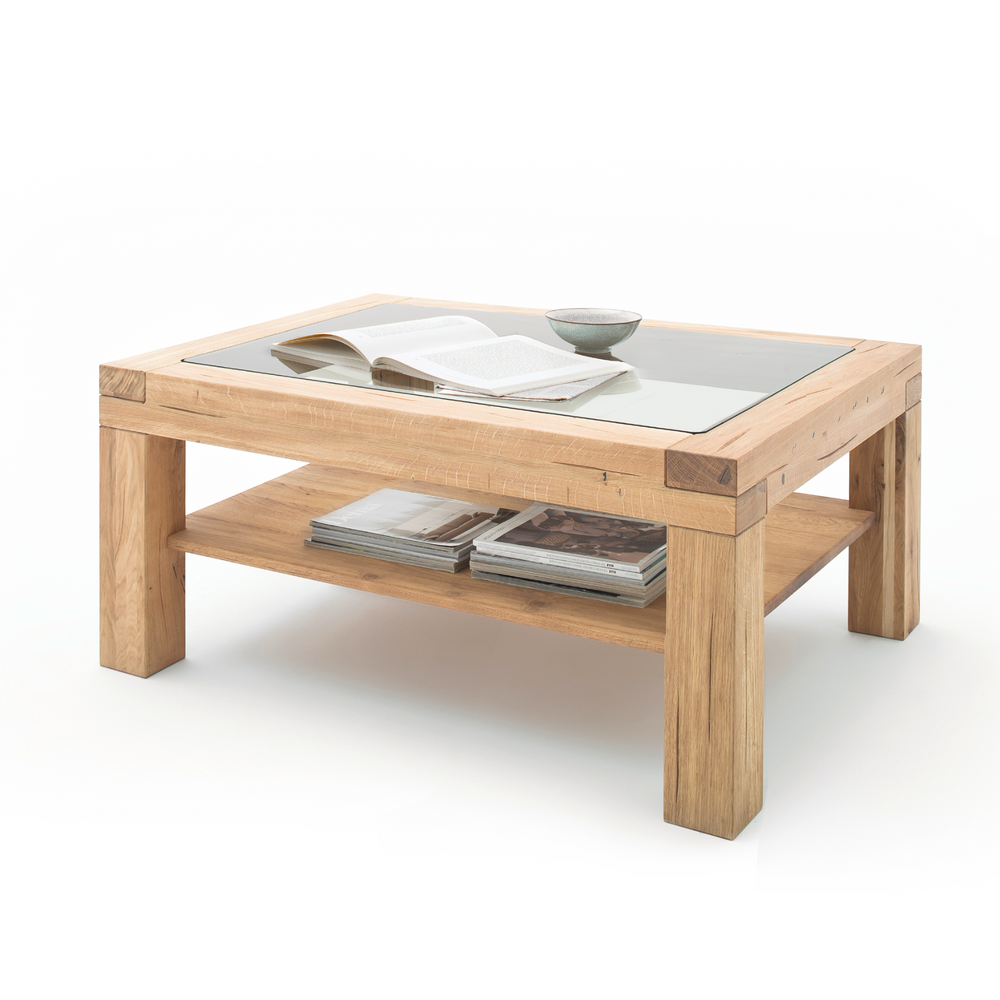Couchtisch aus Holz mit Glaselement dekoriert