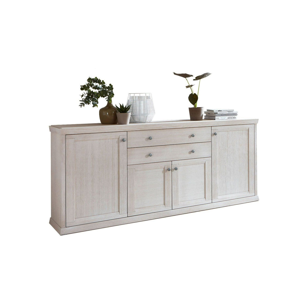 Dekoriertes Sideboard aus Holz in weiß