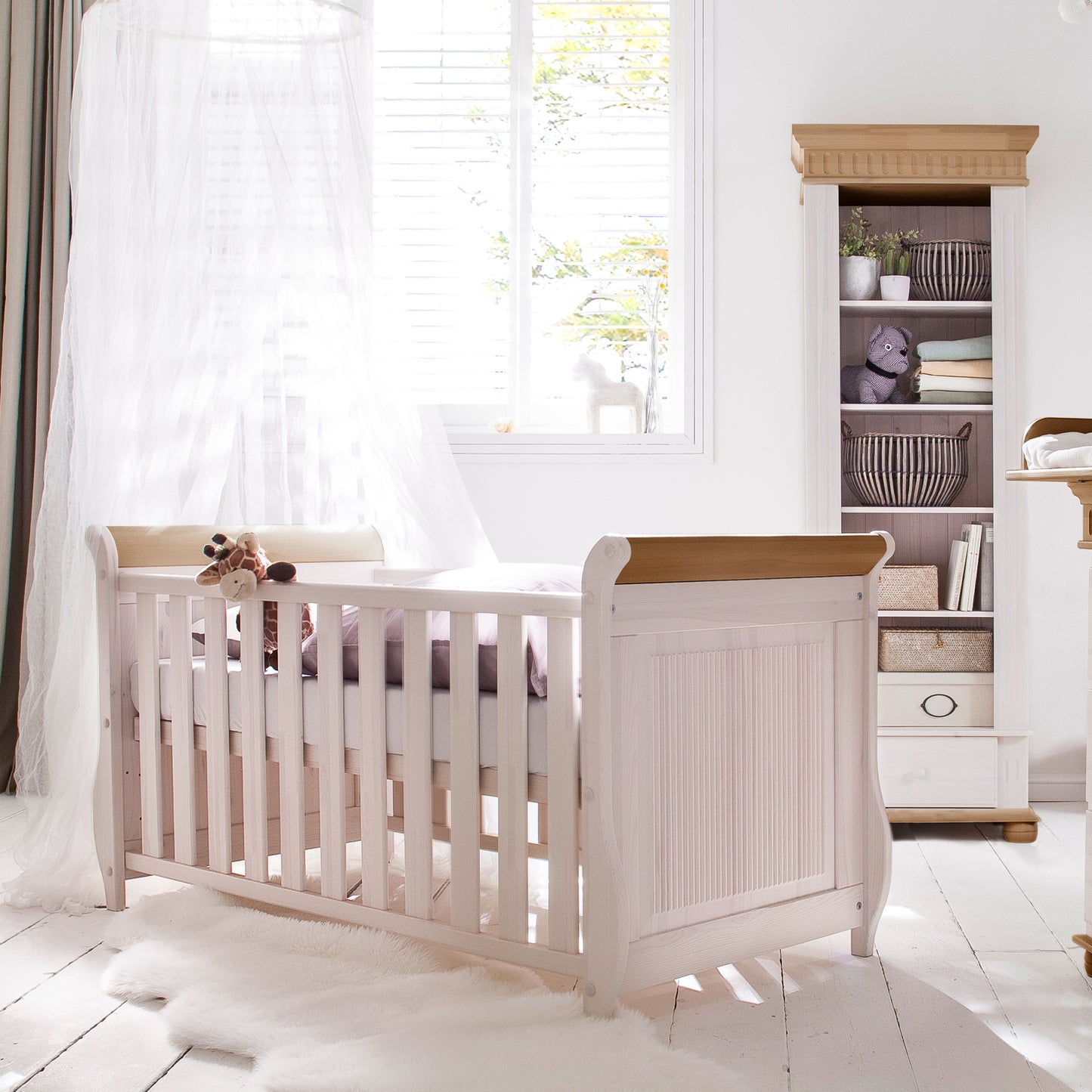 Kinderzimmer Helsinki aus massivem Kiefernholz in weiß antik