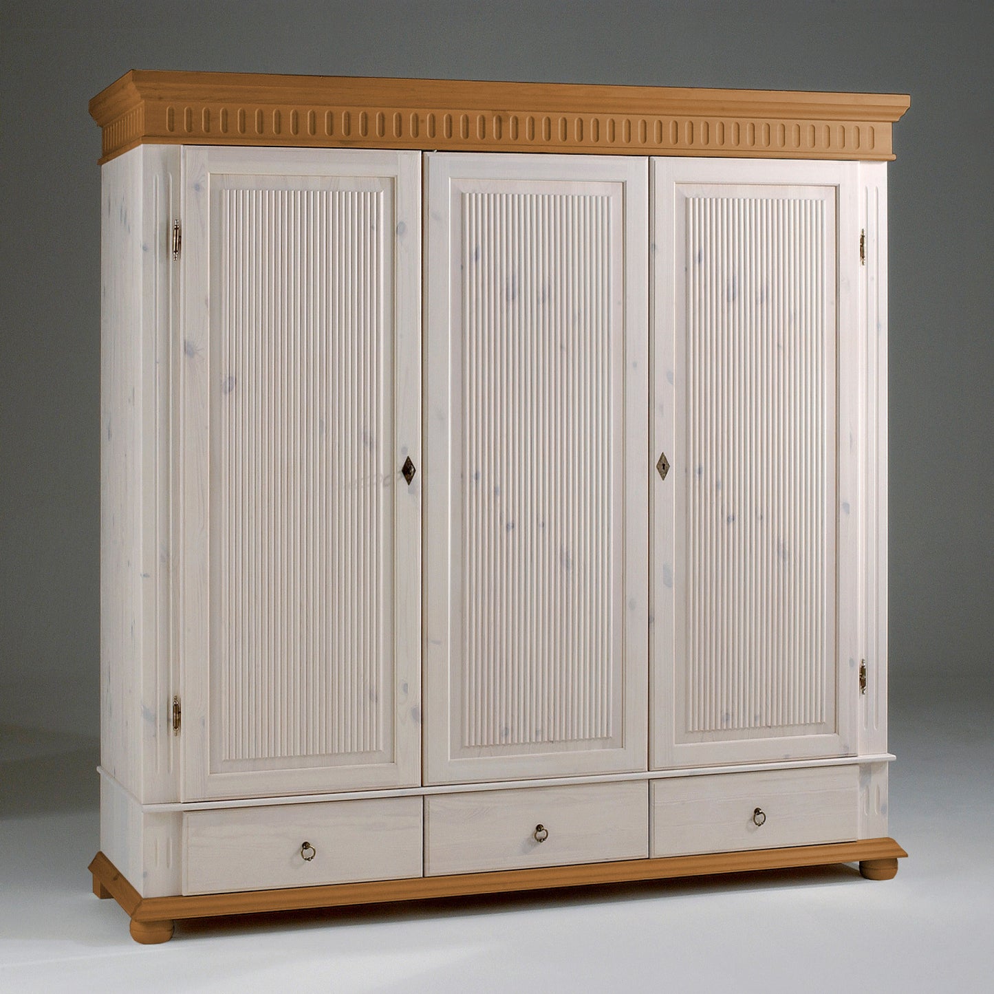 Maxi Kleiderschrank Helsinki 3 trg. Holzfront weiß antik
