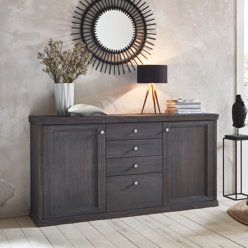 
                  
                    Dekoriertes Sideboard aus dunklem Holz vor weißem Hintergrund
                  
                