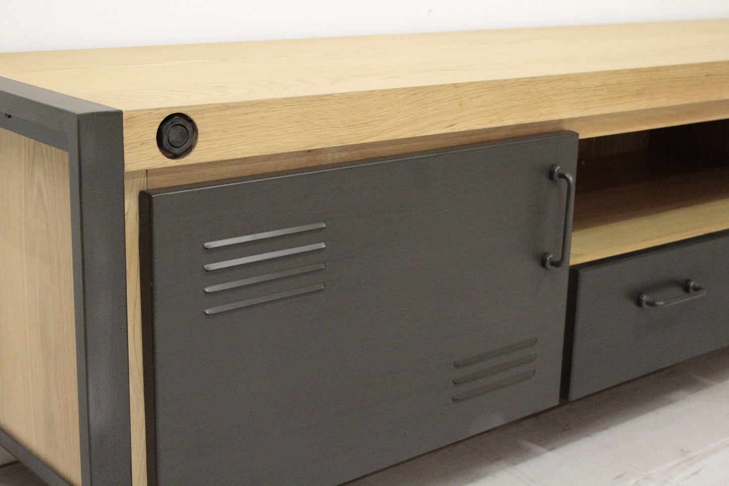 
                  
                    Fernsehschrank Eiche Echtholzfurnier / Metall - Forrest
                  
                
