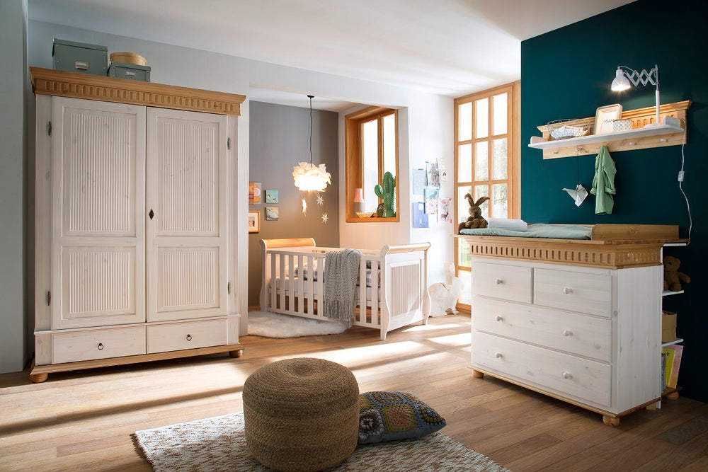
                  
                    Babyzimmer 5 tlg. Kiefer massiv weiss lasiert Landhausstil - Helsinki
                  
                