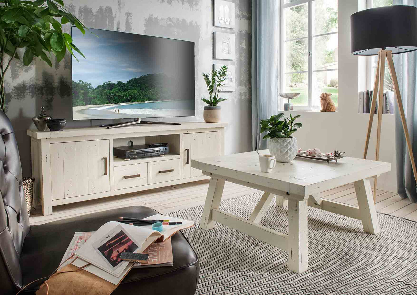 
                  
                    Fernsehschrank Pinie massiv recycelt white wash - History
                  
                