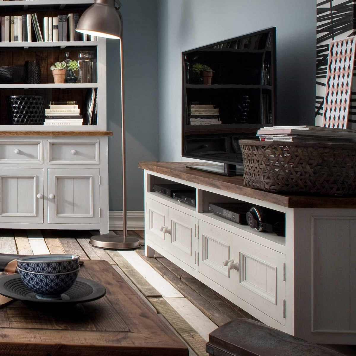 
                  
                    TV-Schrank Pinie massiv recycelt Weiß / Natur Landhaus Byron
                  
                
