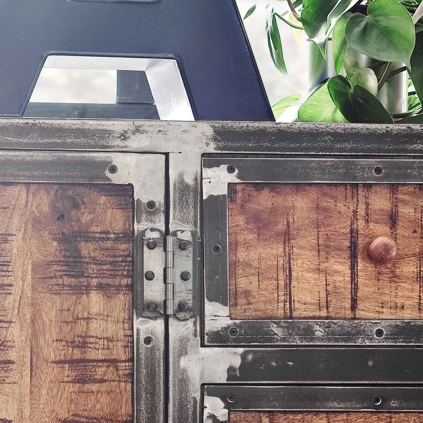
                  
                    Anrichte / Sideboard Mango massiv / Metall Loftdesign Antiklook Saigon
                  
                