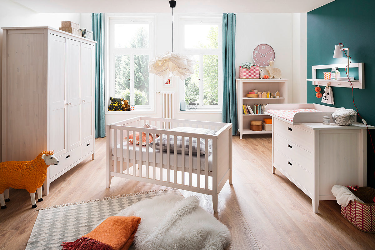 
                  
                    Babyschrank 3 trg. Kiefer massiv Landhausstil - Finn
                  
                