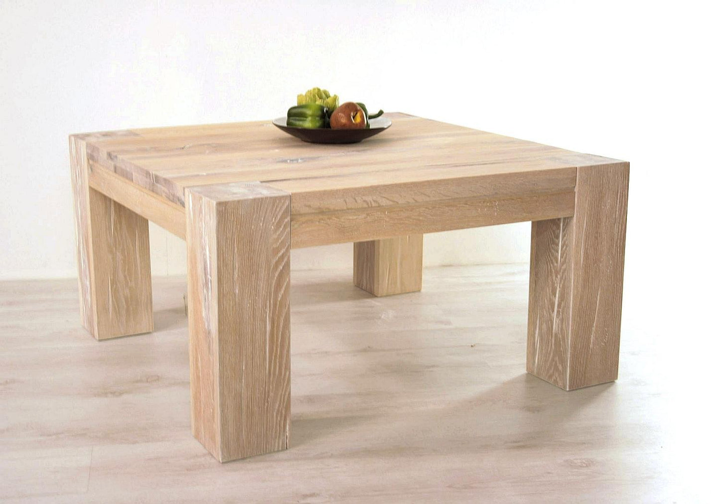 
                  
                    Couchtisch Eiche massiv Weiß gekälkt 70 x 70 cm Braxton
                  
                