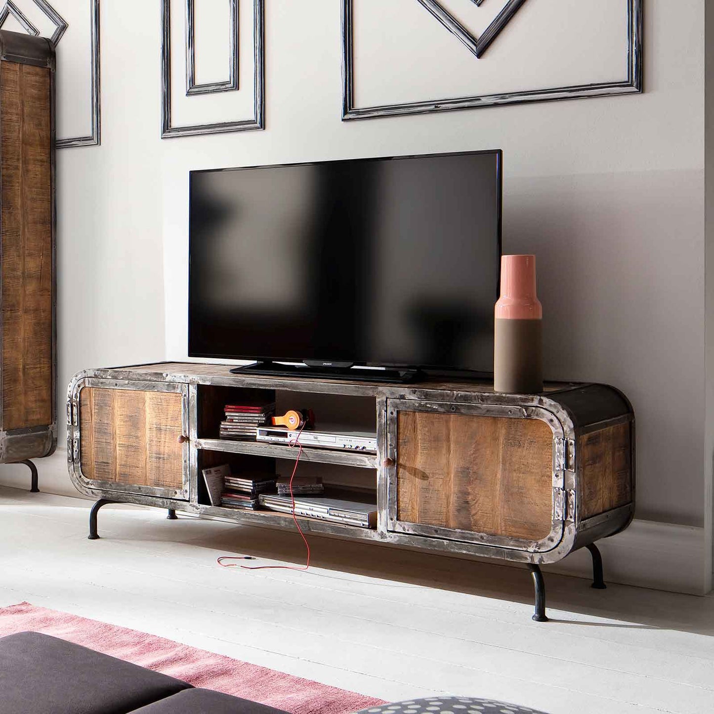 TV Anrichte Saigon aus massivem Mangoholz mit Metall Akzenten im Wohnzimmer Nahaufnahme