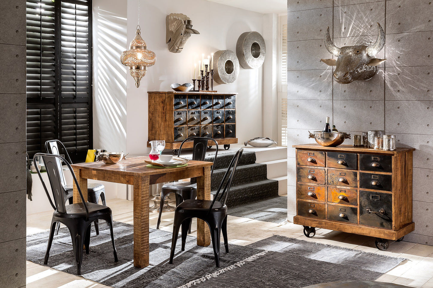 
                  
                    Kommode aus recyceltem Massivholz mit Metallfront Ceylon
                  
                