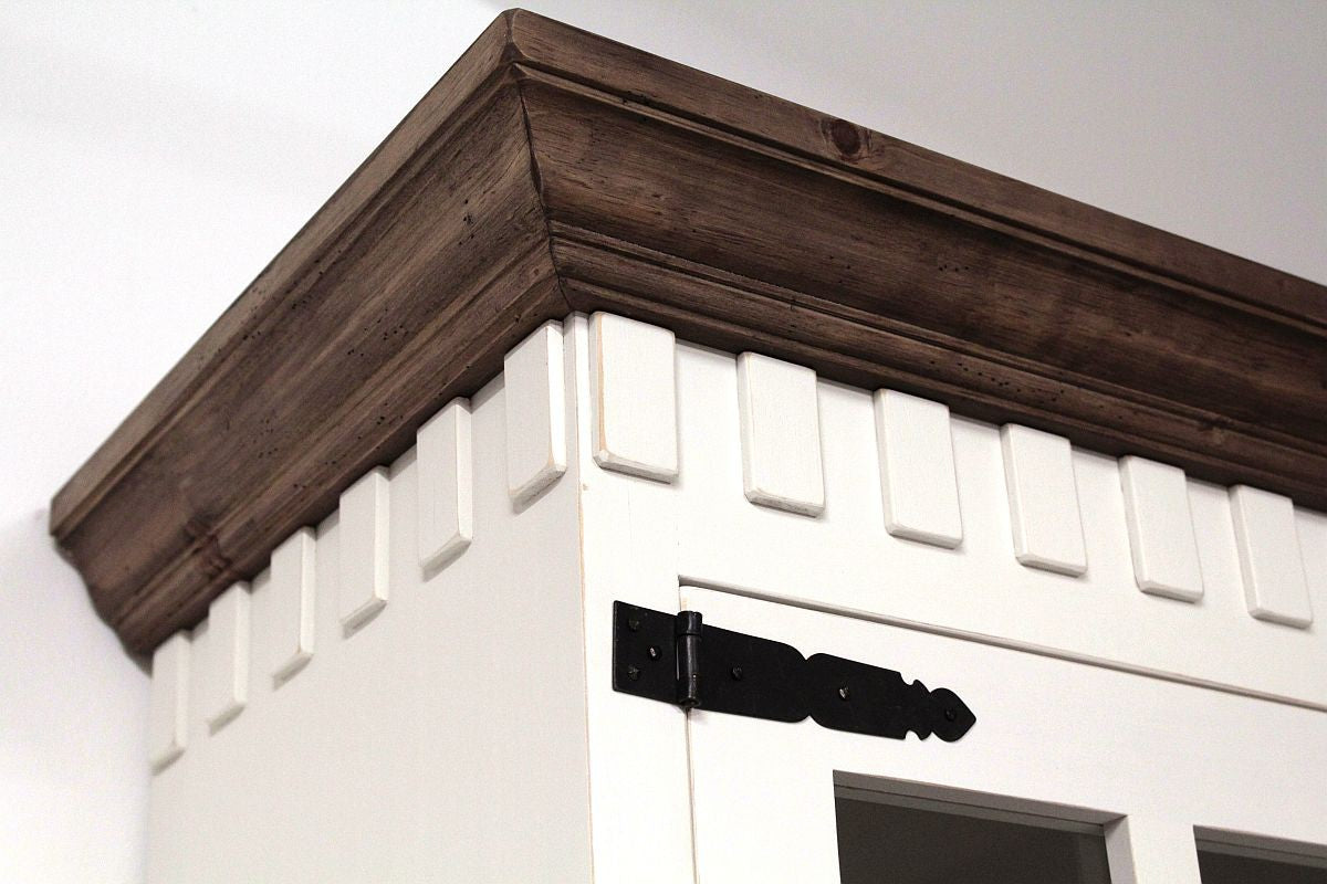
                  
                    Vitrinenschrank Pinie massiv Antikfinish/Weiß Finca
                  
                