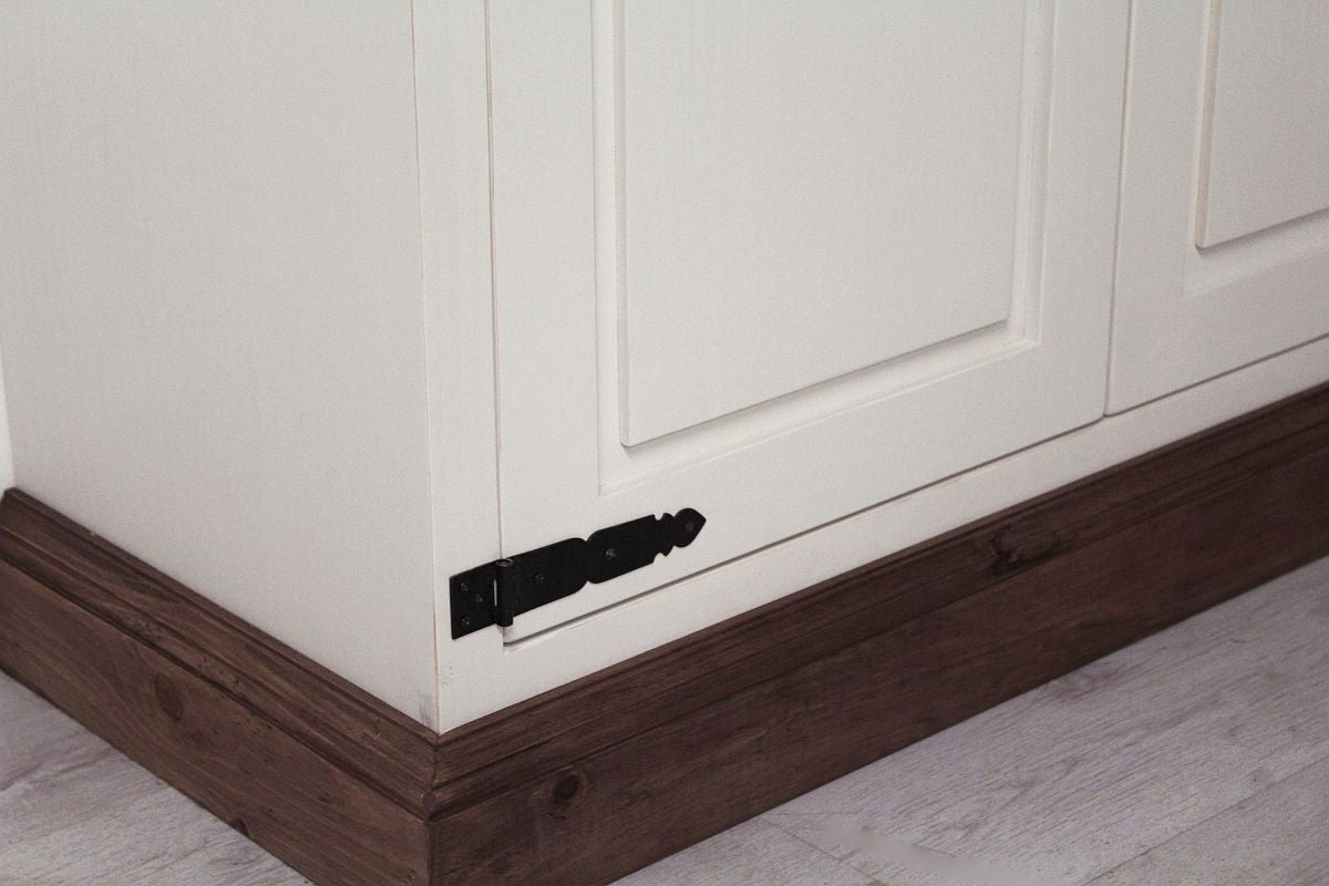 
                  
                    Vitrinenschrank Pinie massiv Antikfinish/Weiß Finca
                  
                