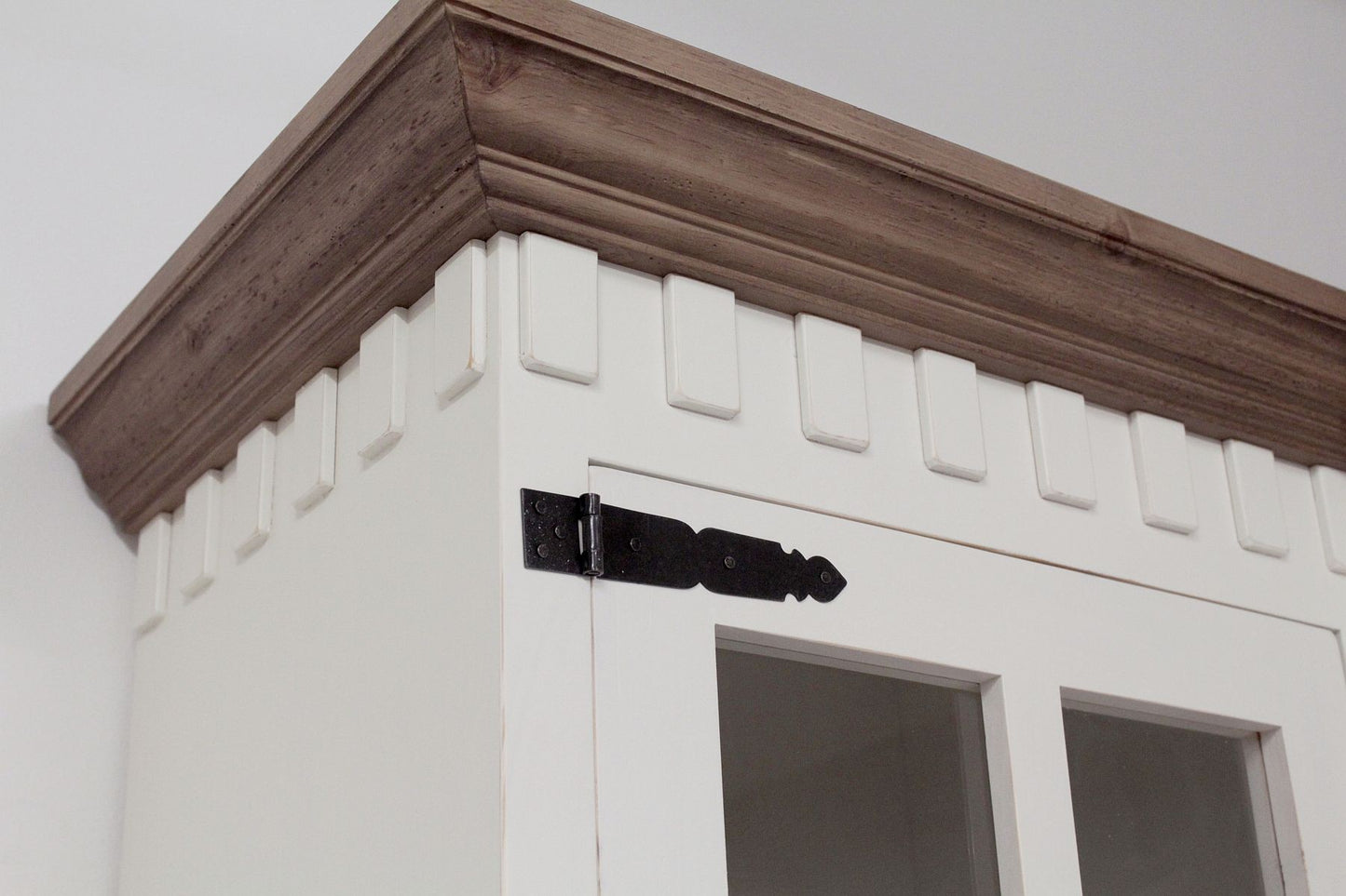 
                  
                    Vitrine Pinie massiv Antikfinish/Weiß Finca
                  
                