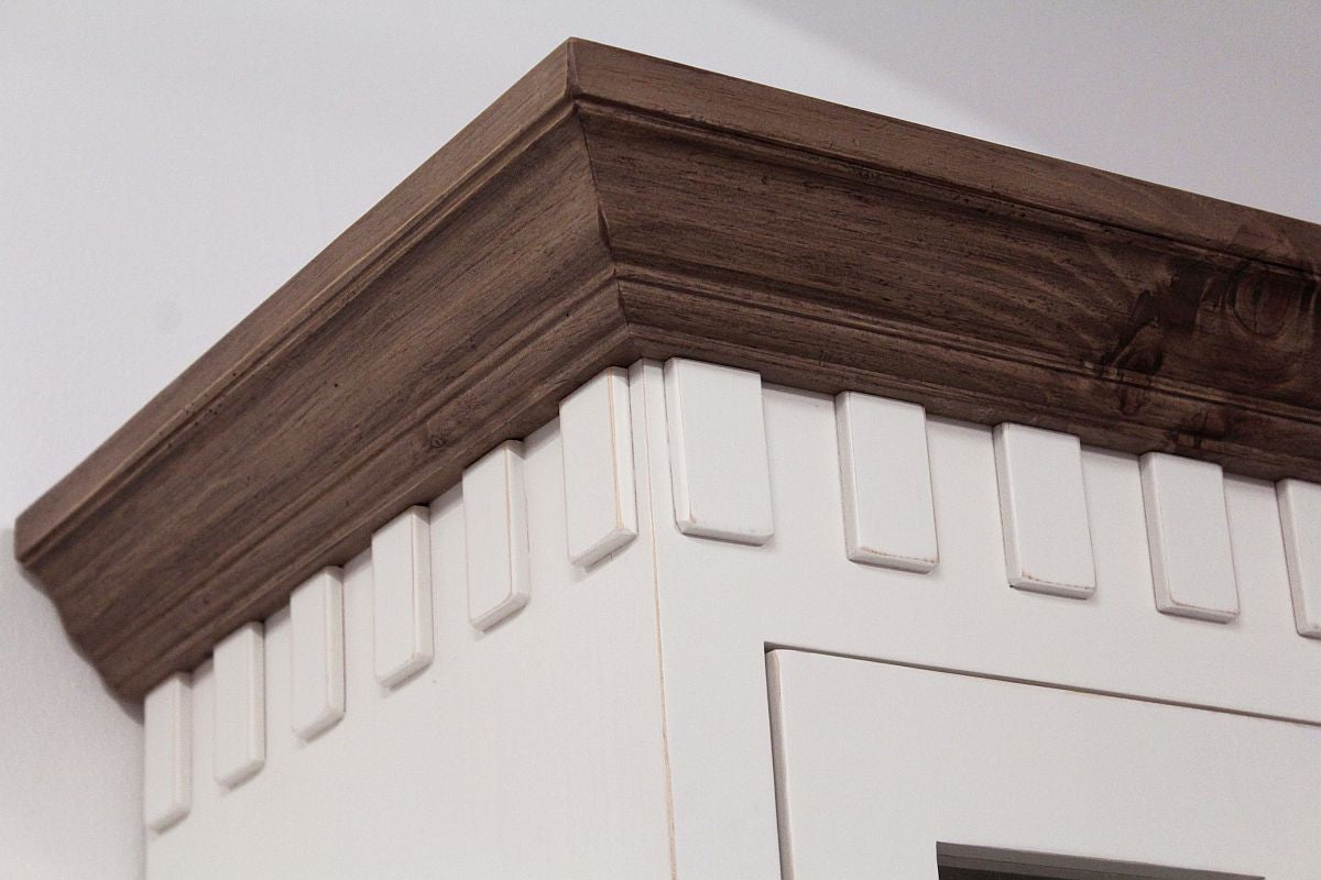 
                  
                    Vitrine Pinie massiv Antikfinish/Weiß Finca
                  
                