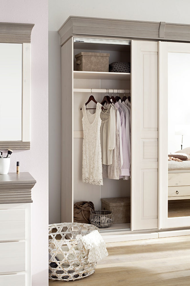 
                  
                    Kleiderschrank 3trg. Schwebetüren Kiefer massiv Landhausstil Oslo
                  
                