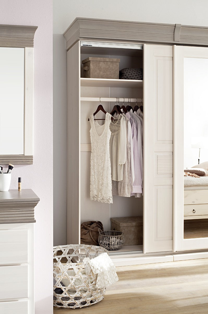 
                  
                    Kleiderschrank 3trg. Schwebetüren Kiefer massiv Landhausstil Oslo
                  
                