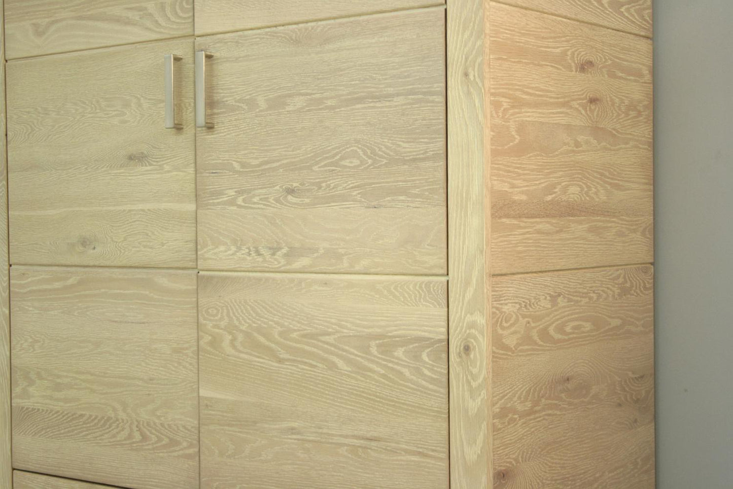 
                  
                    Dielenschrank Eiche massiv Bianco geölt Avalon
                  
                