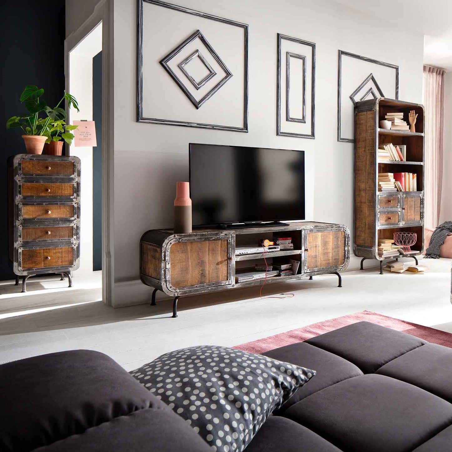 
                  
                    Konsolentisch Mango massiv / Metall Loftdesign Antiklook Saigon
                  
                