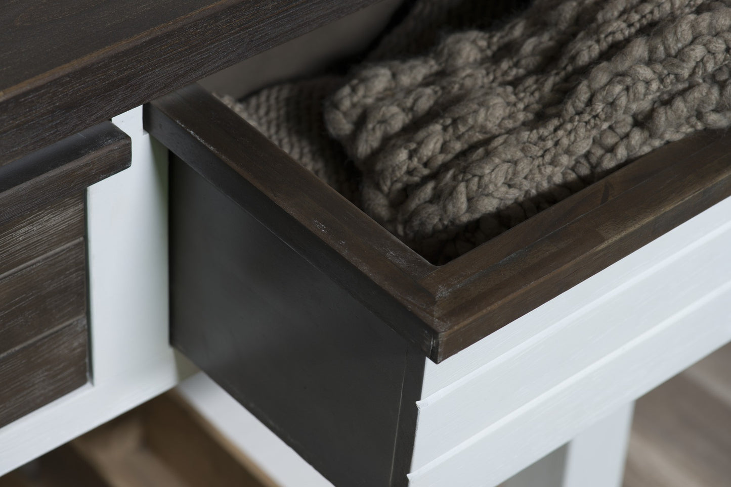 
                  
                    Schuhschrank Akazie massiv weiß Loft
                  
                