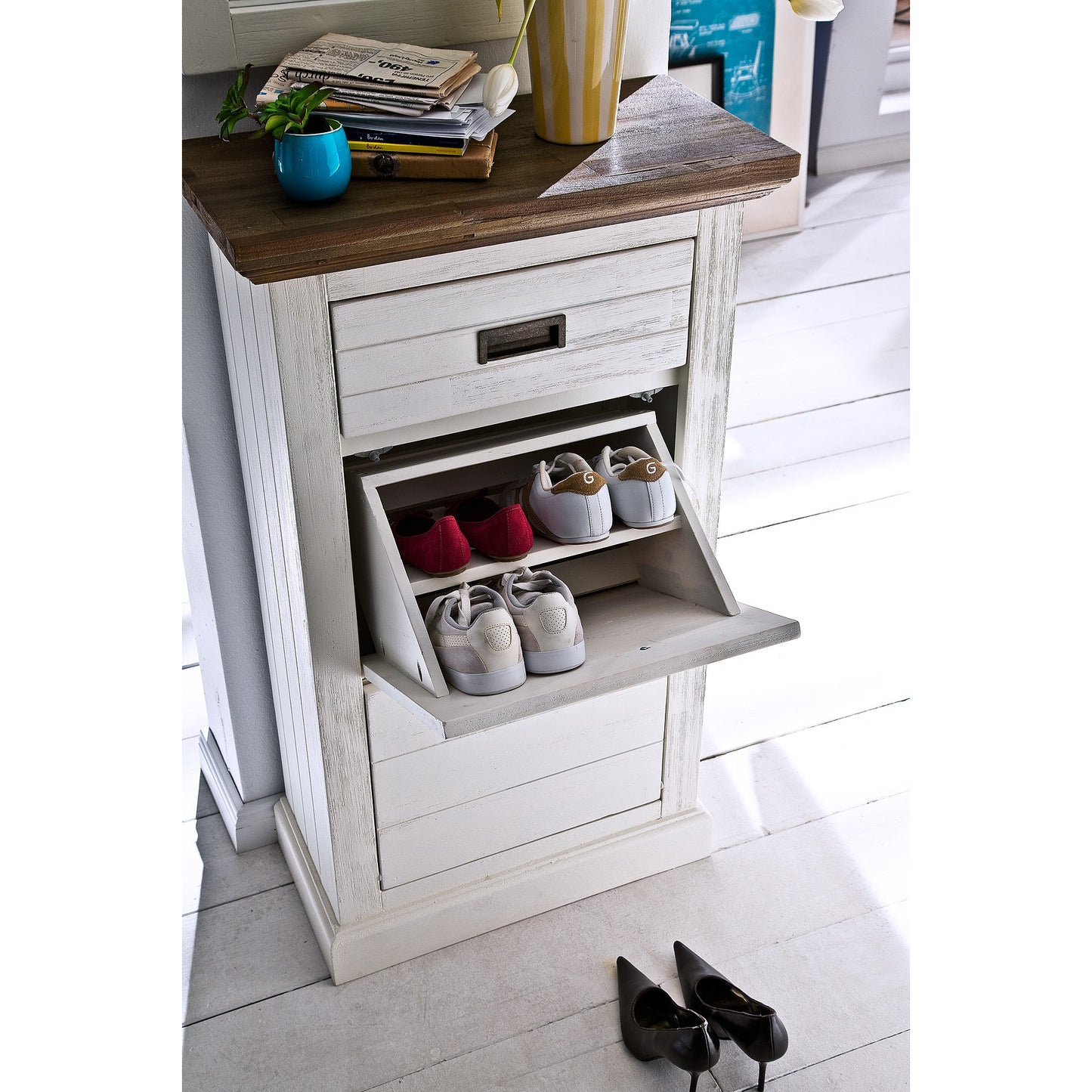 
                  
                    Schuhschrank Akazie teilmassiv weiß/braun Gomera 9811-GOM07T86
                  
                