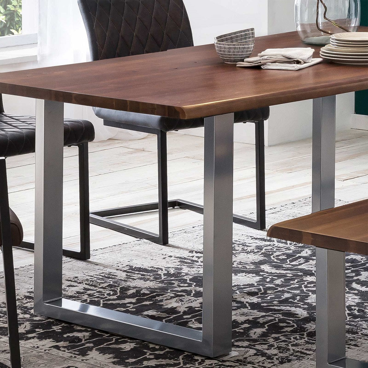 
                  
                    Esstisch 180 x 90 cm Akazie massiv smoked finish / Metall silbergrau Brandy
                  
                