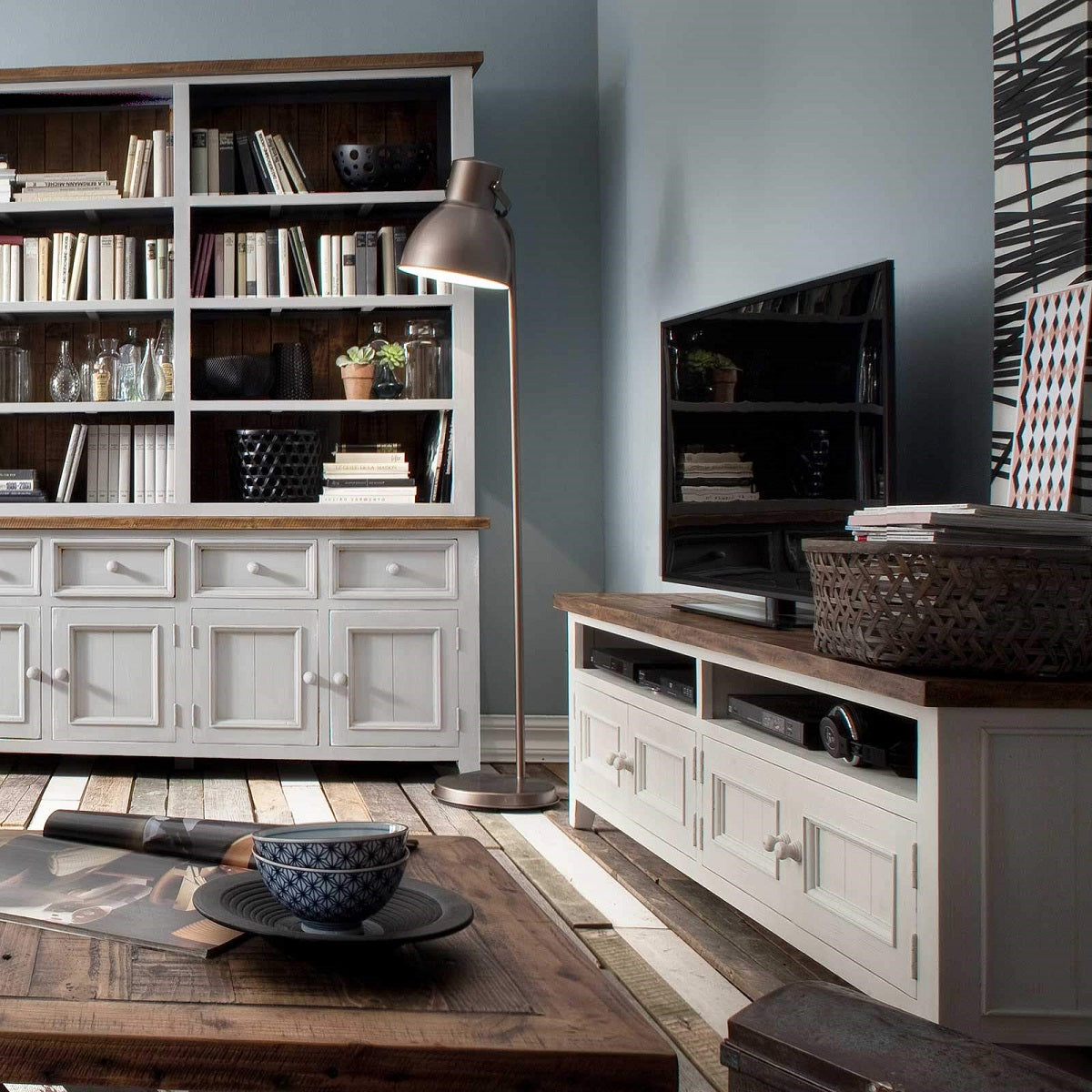 
                  
                    TV-Anrichte Pinie massiv recycelt Weiss / Natur Landhaus Byron
                  
                