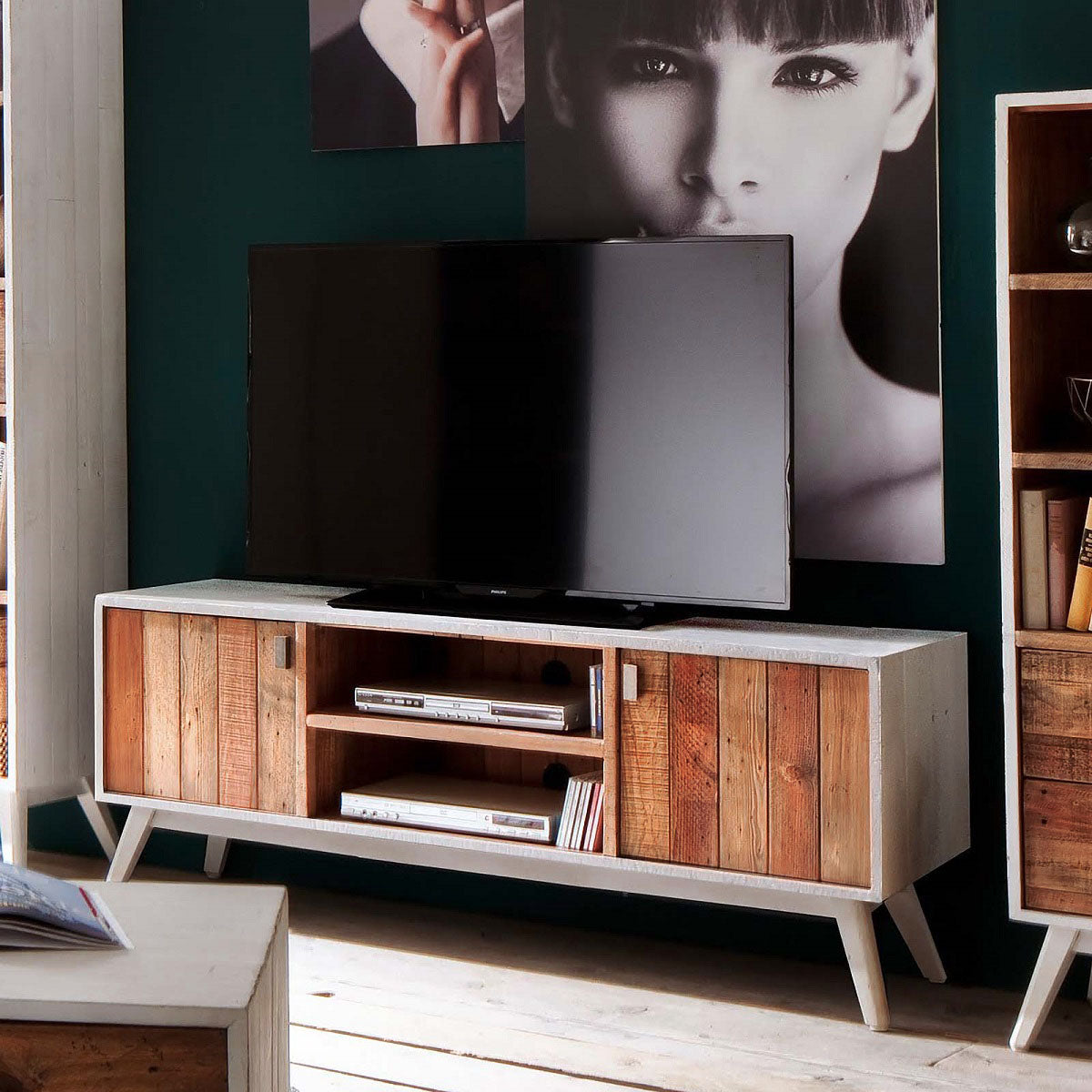 
                  
                    TV-Schrank Recycle Kiefer massiv antik weiß lackiert - Maurus
                  
                