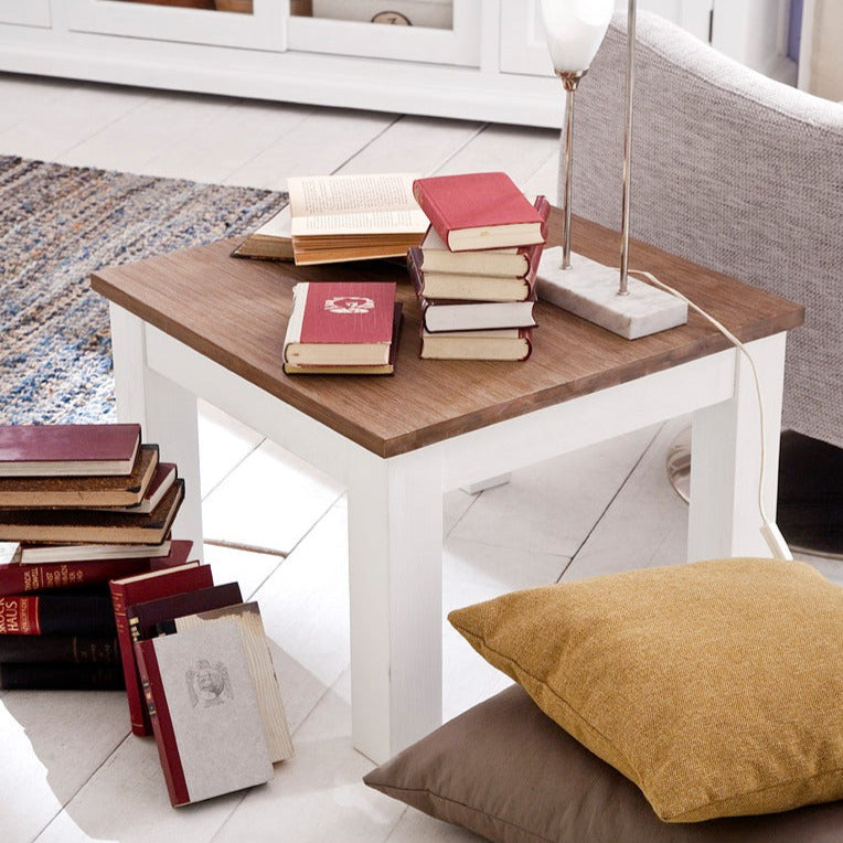 
                  
                    Bücherstapel auf Couchtisch aus Holz in den Farben braun und weiß
                  
                