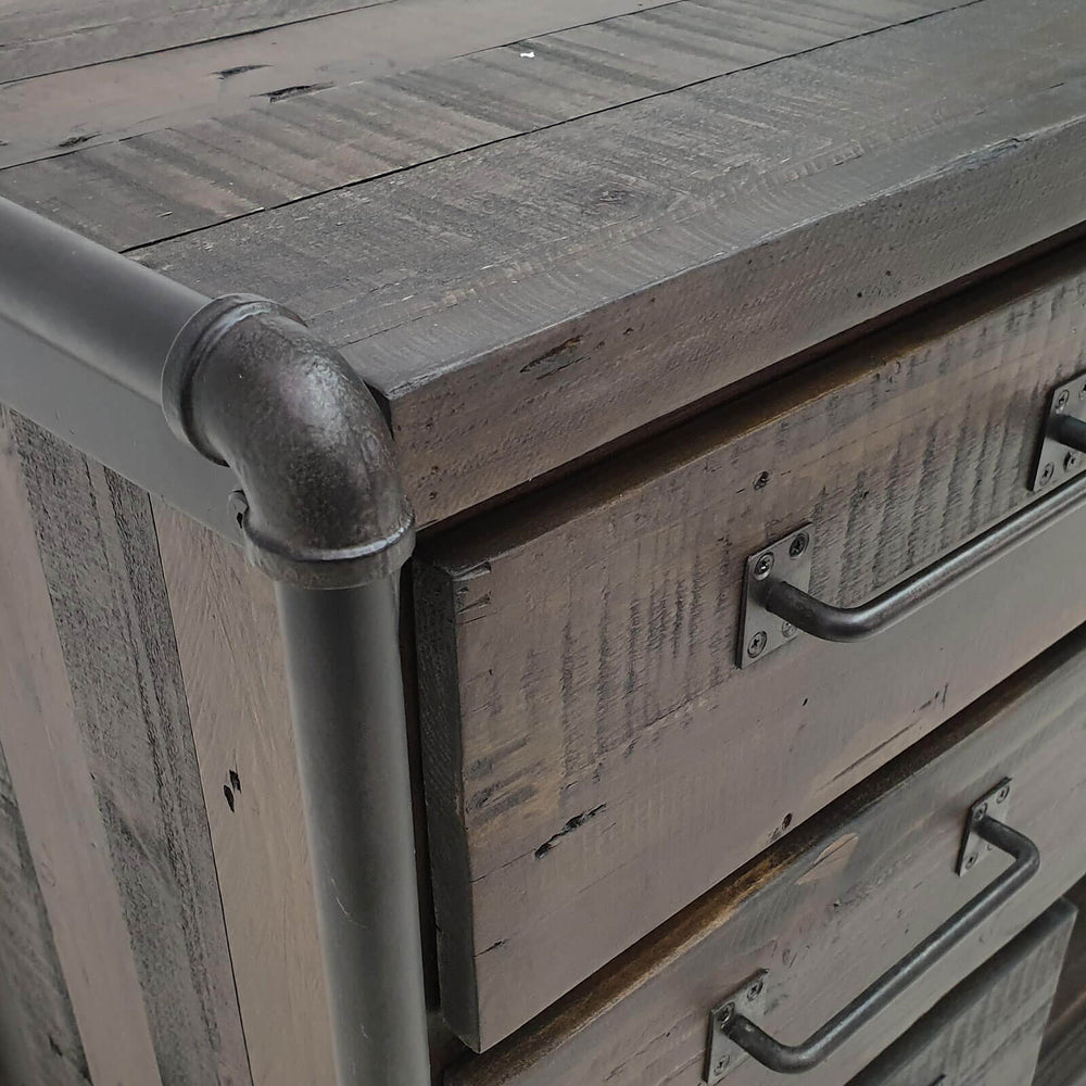 
                  
                    Sideboard Pinie massiv Antiklook - Boro
                  
                