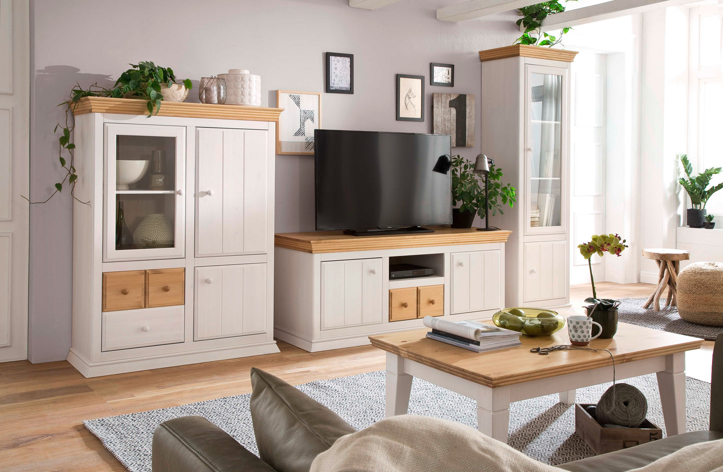 
                  
                    TV-Schrank Kiefer massiv weiß / antik Landhaus - Sylt
                  
                