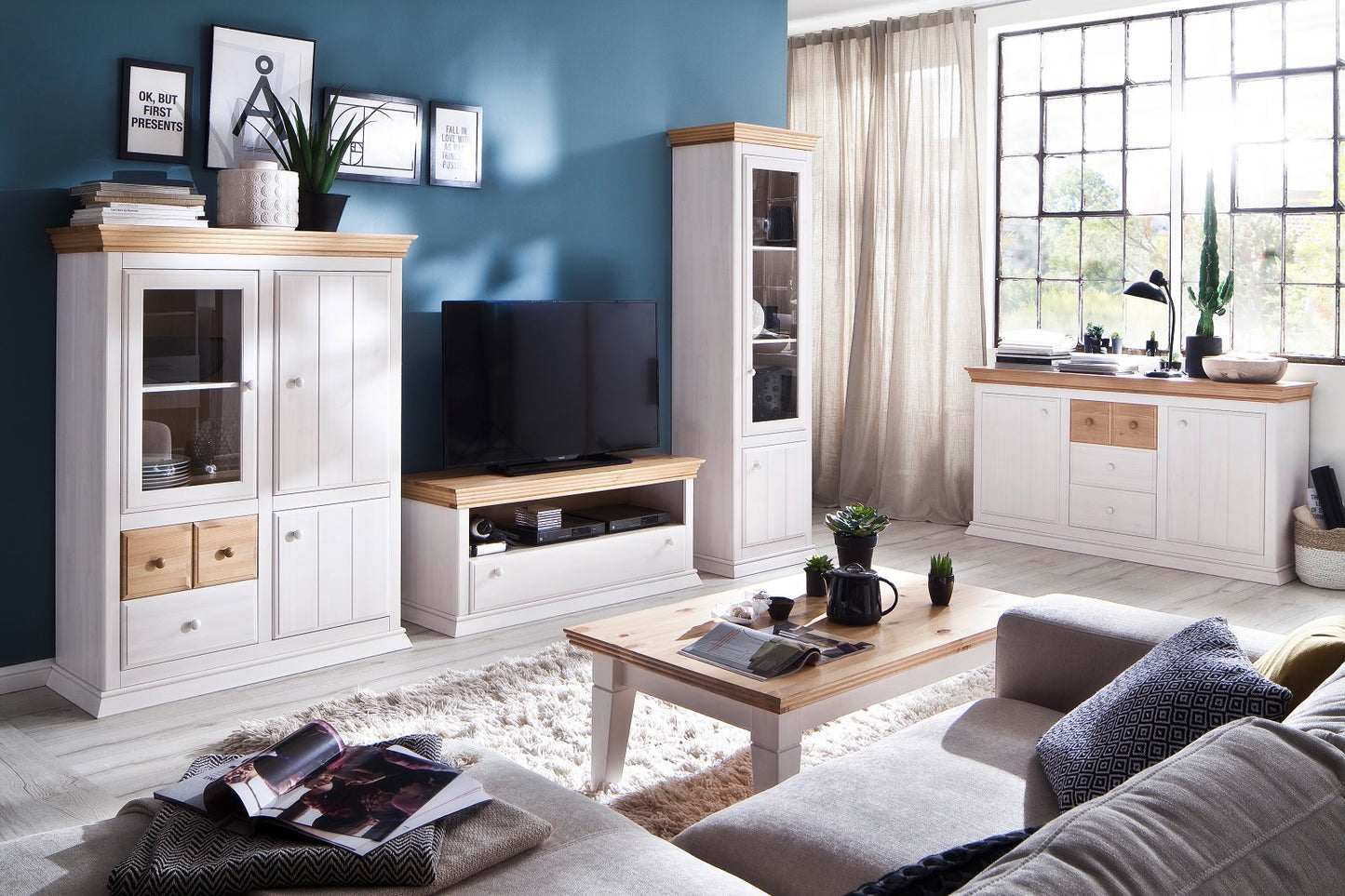 
                  
                    TV-Anrichte Kiefer massiv weiß / antik Landhaus - Sylt
                  
                