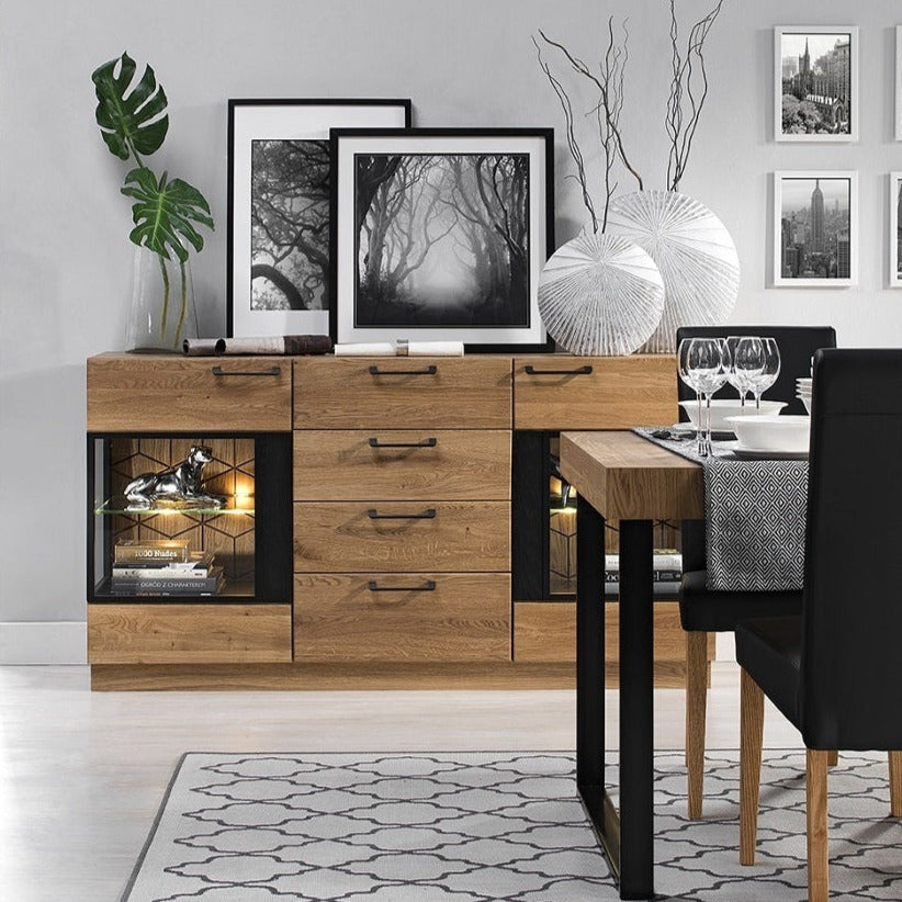 
                  
                    Dekoriertes Sideboard aus Holz mit schwarzen Metallelementen
                  
                