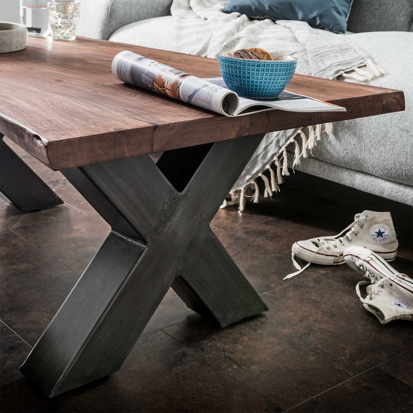 
                  
                    Couchtisch Baumkante Akazie massiv walnuss Metall antik 120 x 70 - AroX
                  
                