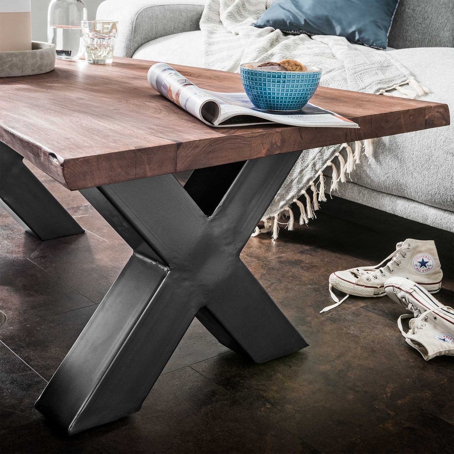 
                  
                    Couchtisch Baumkante Akazie massiv walnuss Metall anthrazit 120 x 70 - AroX
                  
                