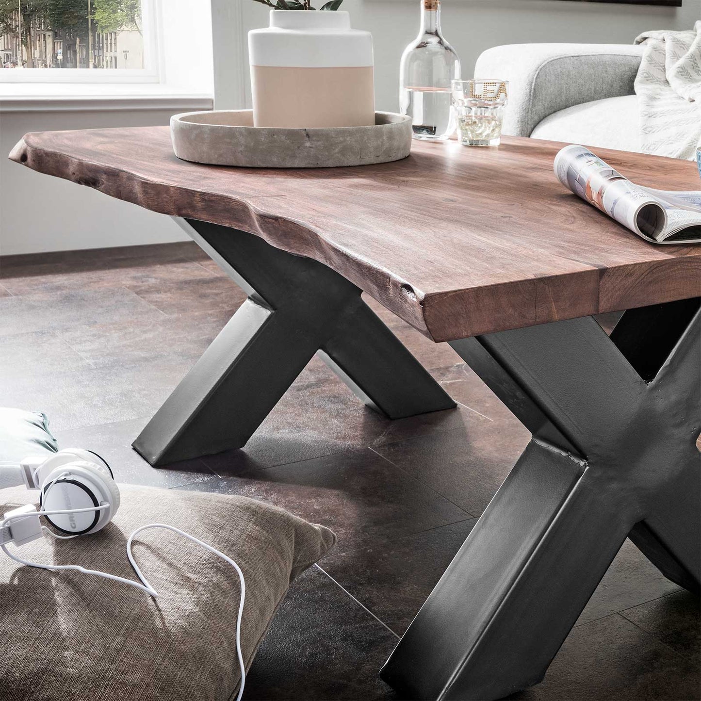
                  
                    Couchtisch Baumkante Akazie massiv walnuss Metall anthrazit 120 x 70 - AroX
                  
                