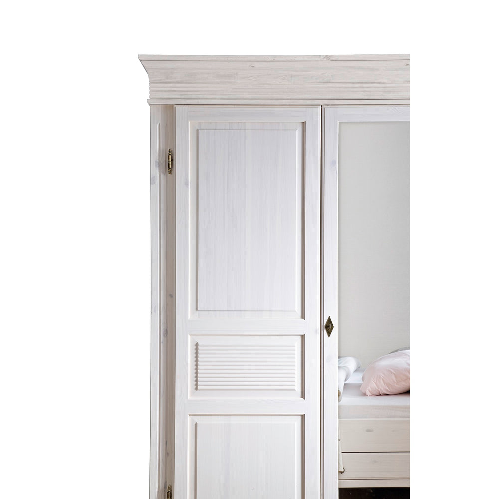 
                  
                    Kleiderschrank 4 trg. Kiefer massiv Landhaus weiß / antik Oslo
                  
                