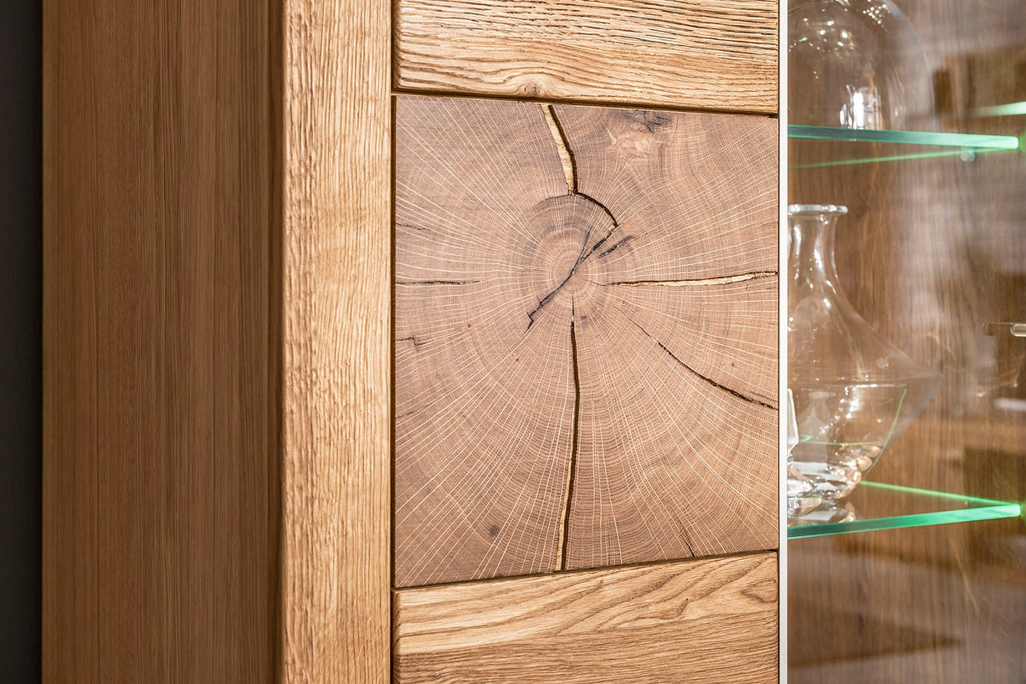 
                  
                    Highboard Front Eiche massiv mit Hirnholzscheibe - Velle
                  
                