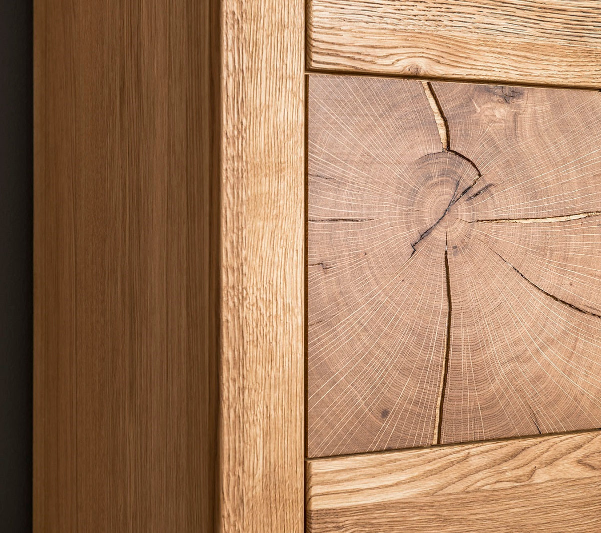 
                  
                    Fernsehschrank Front Eiche massiv mit Hirnholzscheibe - Velle
                  
                